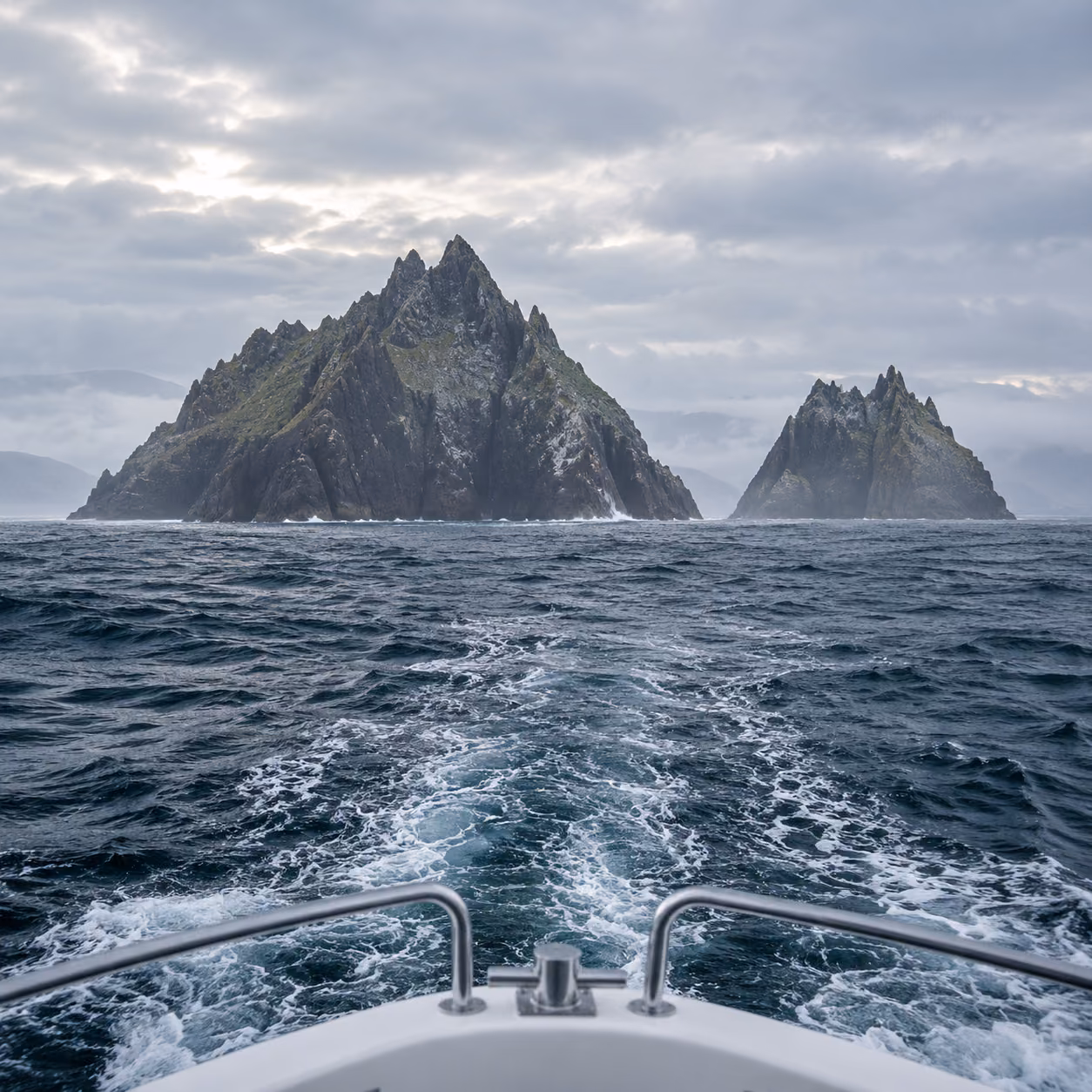 Recreación editorial de las islas Skellig desde el mar; no representa una ruta, embarcación u operador concretos.