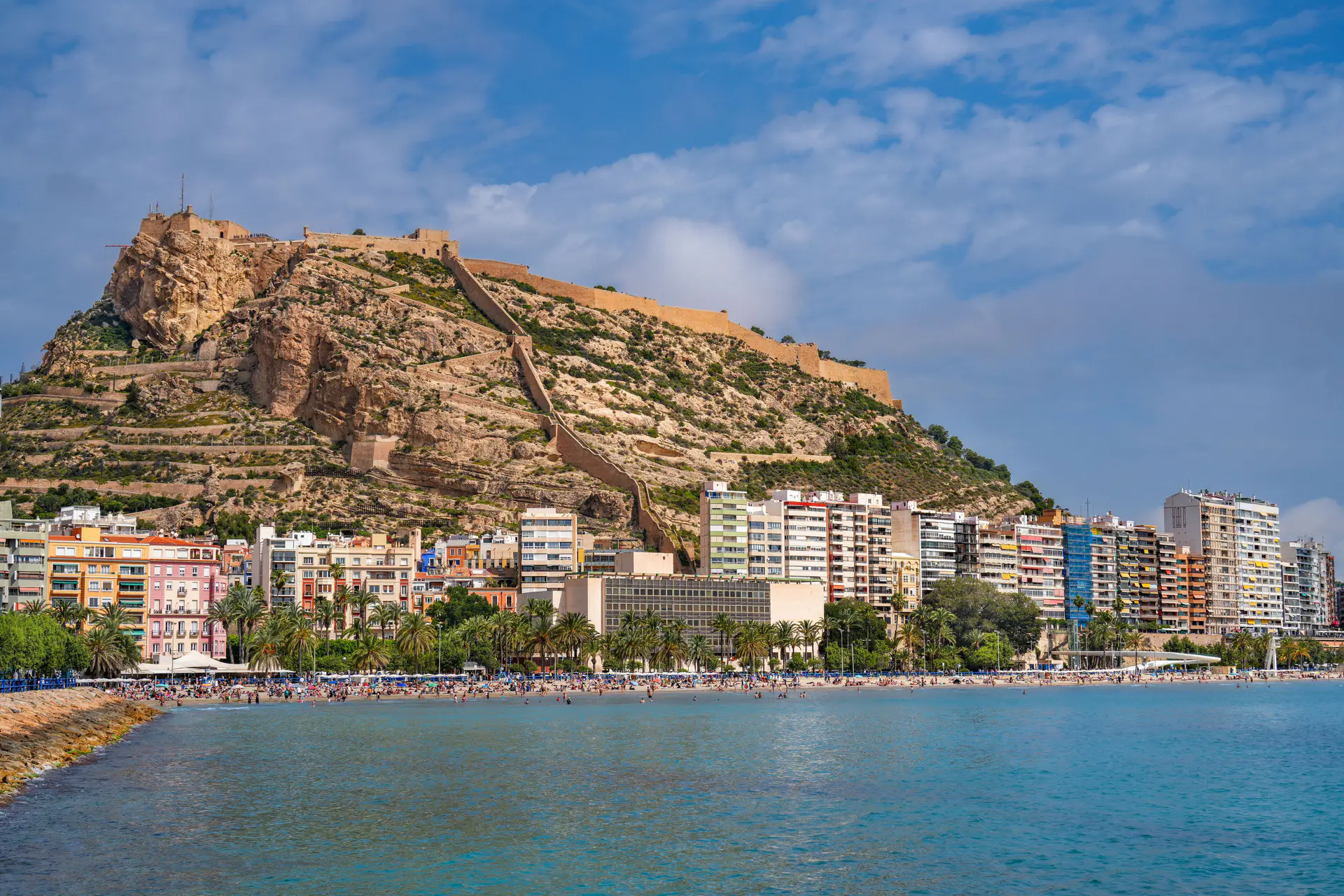 Castillo de Santa Bárbara sobre Alicante y la playa del Postiguet