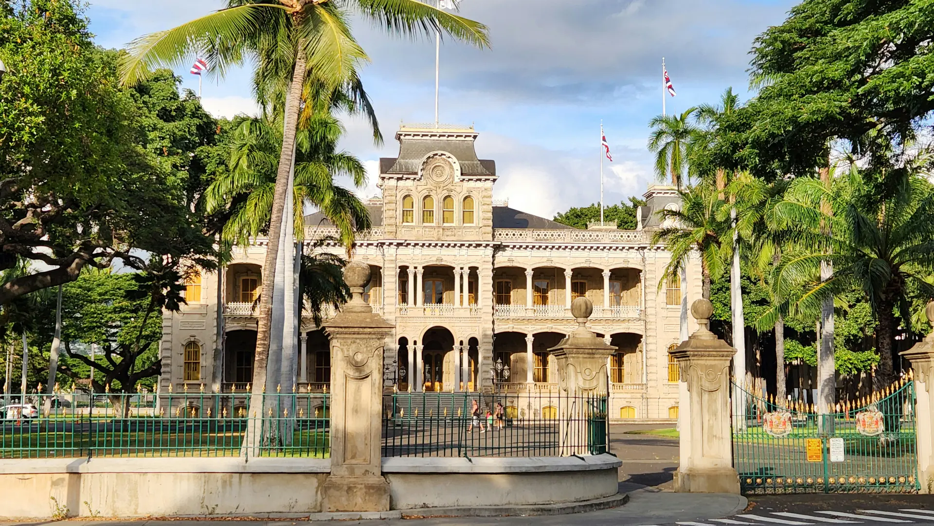 Palacio ʻIolani entre palmeras a la luz del día en Honolulu