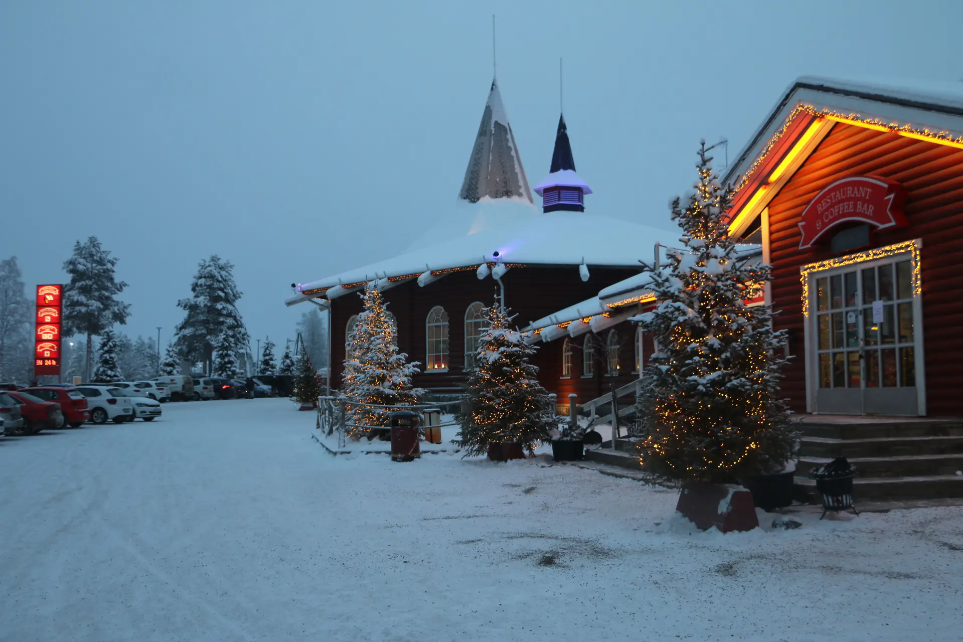 Santa Claus Village nevado al atardecer en Rovaniemi