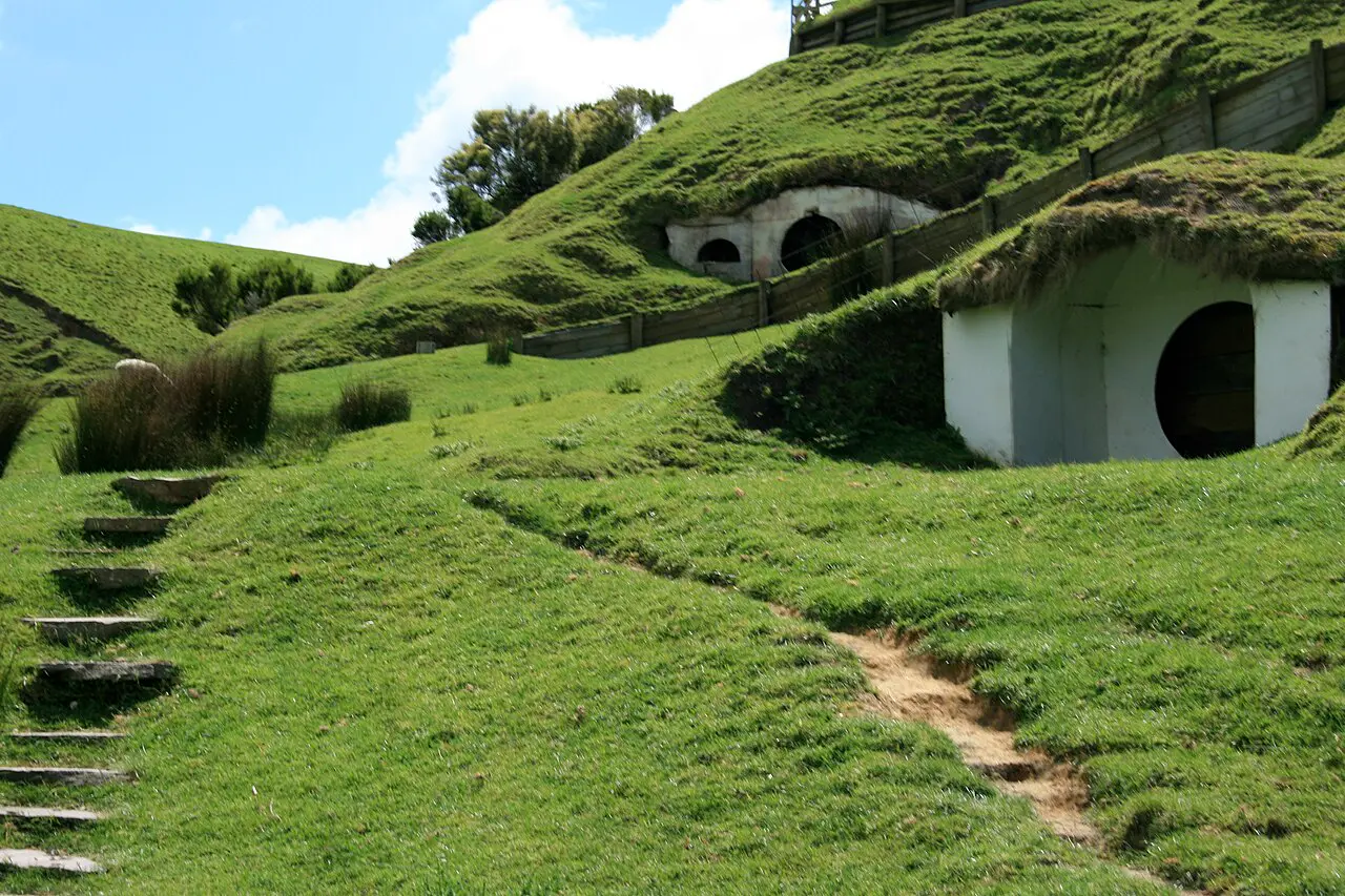 Casas hobbit y colinas verdes de Hobbiton, cerca de Matamata.