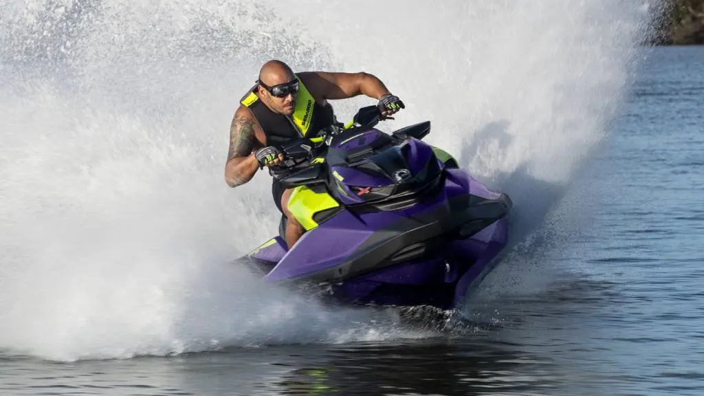 Piloto de MarinaJets en moto de agua