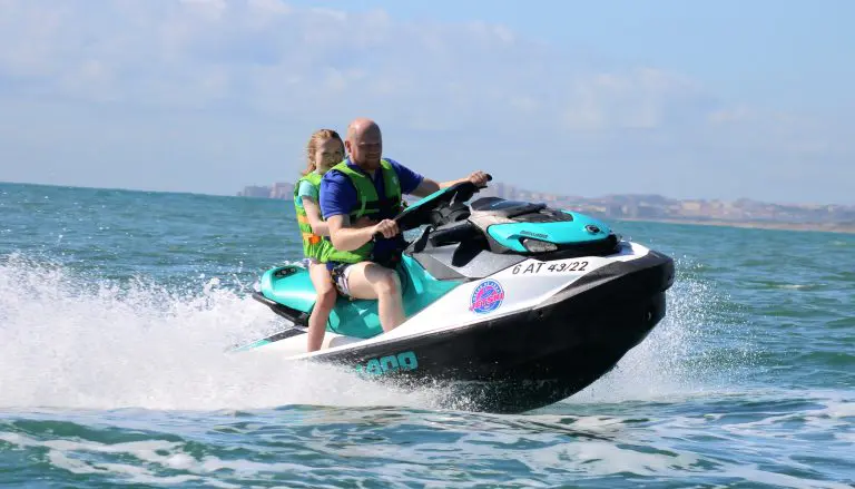 Dos personas en una moto de agua de MarinaJets