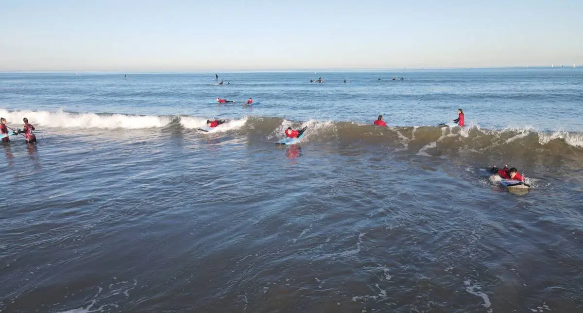 Clase de surf con Ocean Republik, Valencia