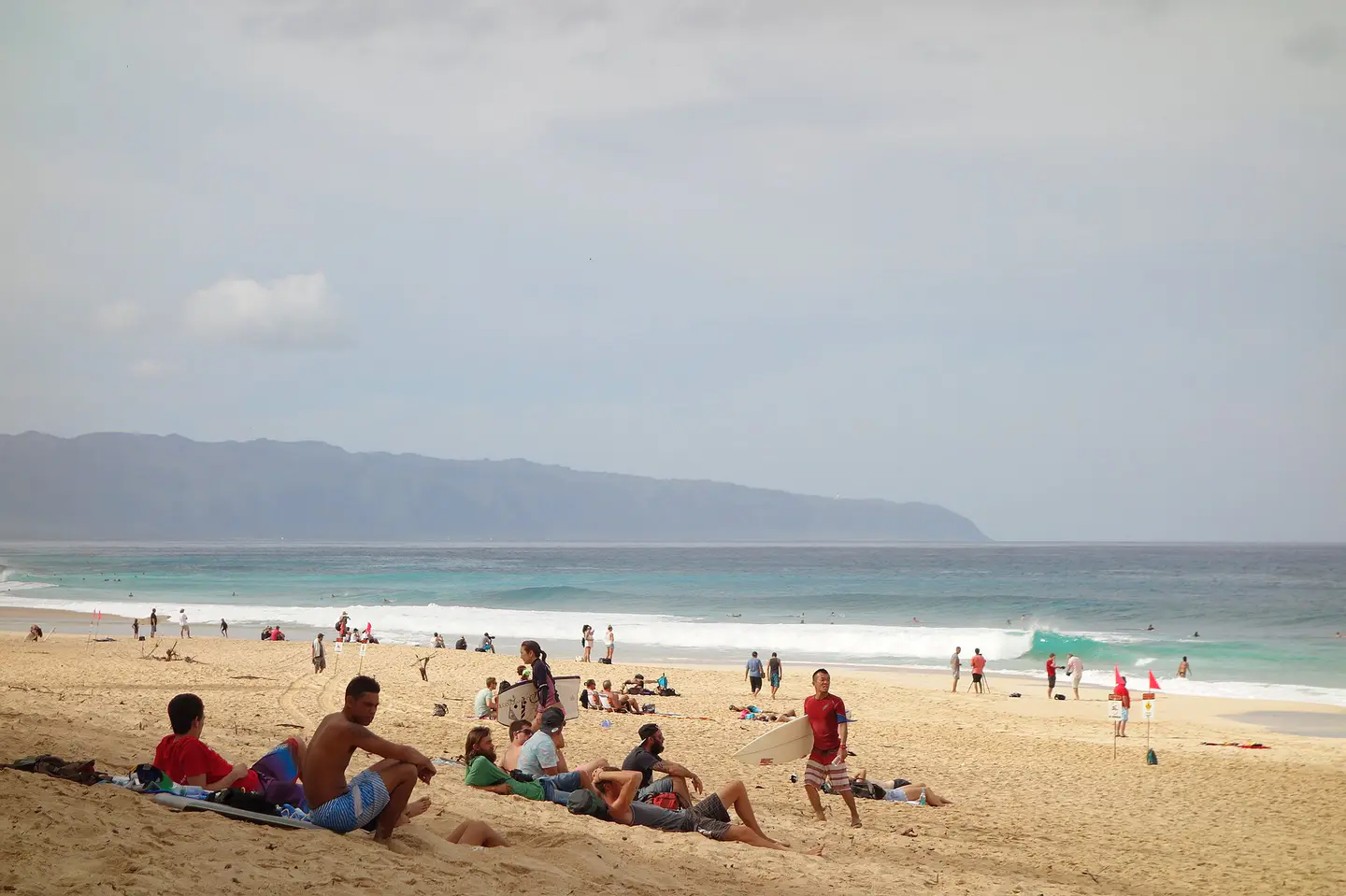 Banzai Pipeline bajo las colinas de ʻEhukai
