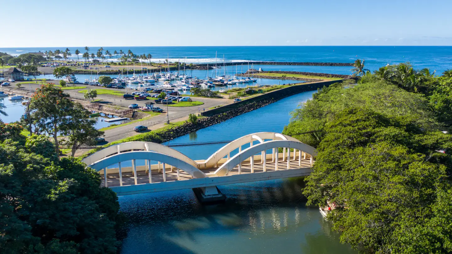 Puerto y puente histórico de Haleʻiwa en la costa norte de Oʻahu