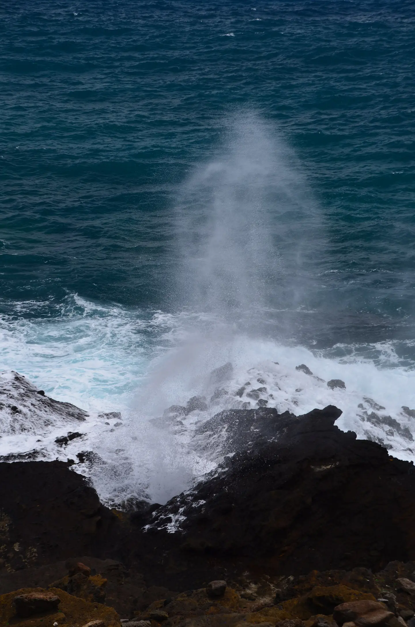 Agua elevándose en Halona Blowhole
