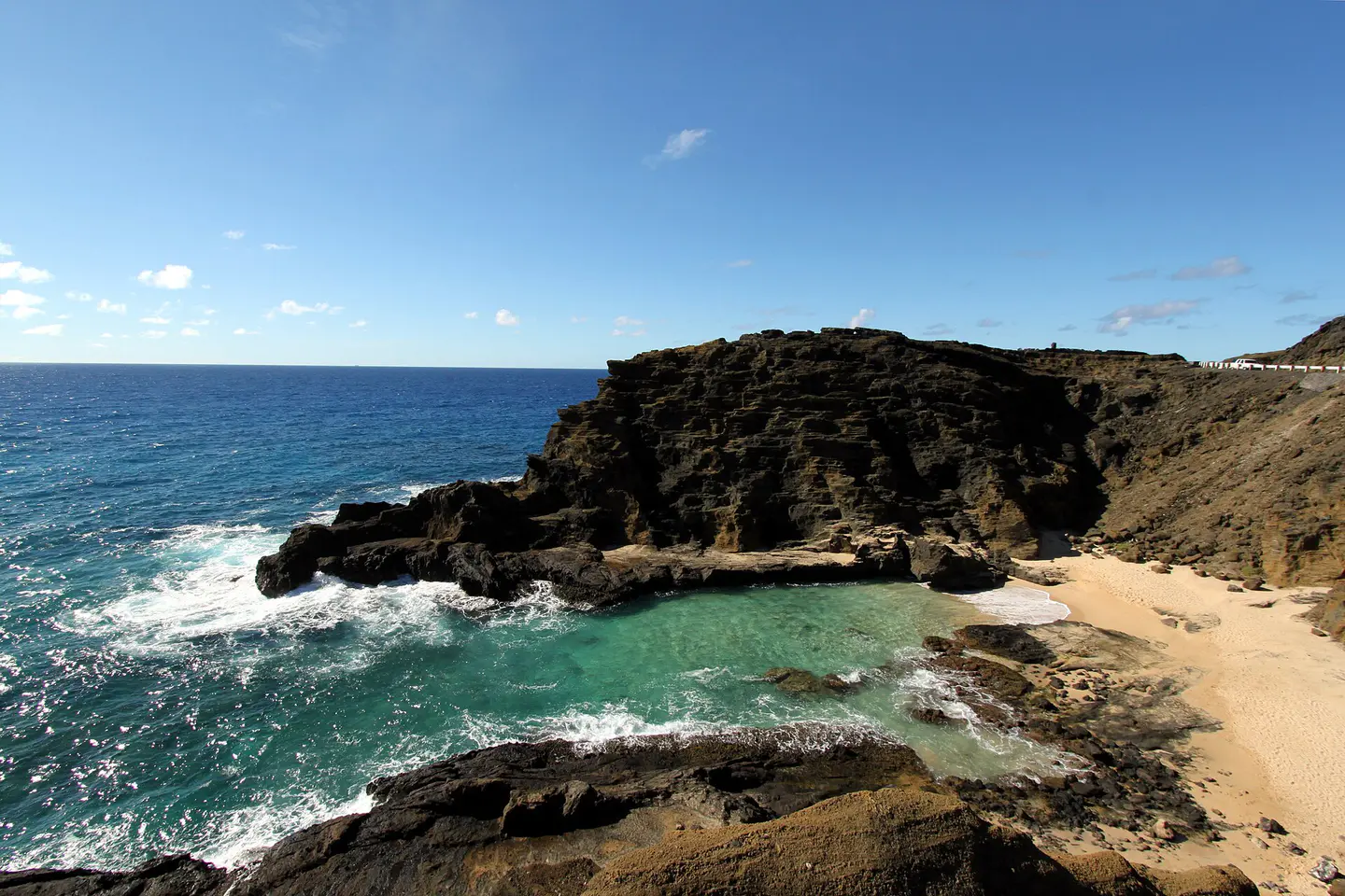 Halona Beach Cove entre acantilados volcánicos