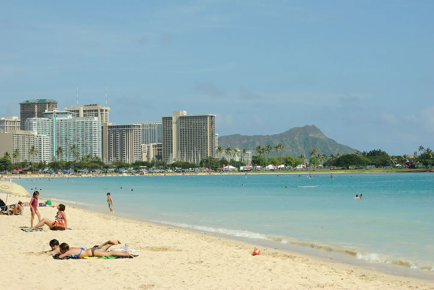 Ala Moana Beach Park con Honolulu y Diamond Head al fondo