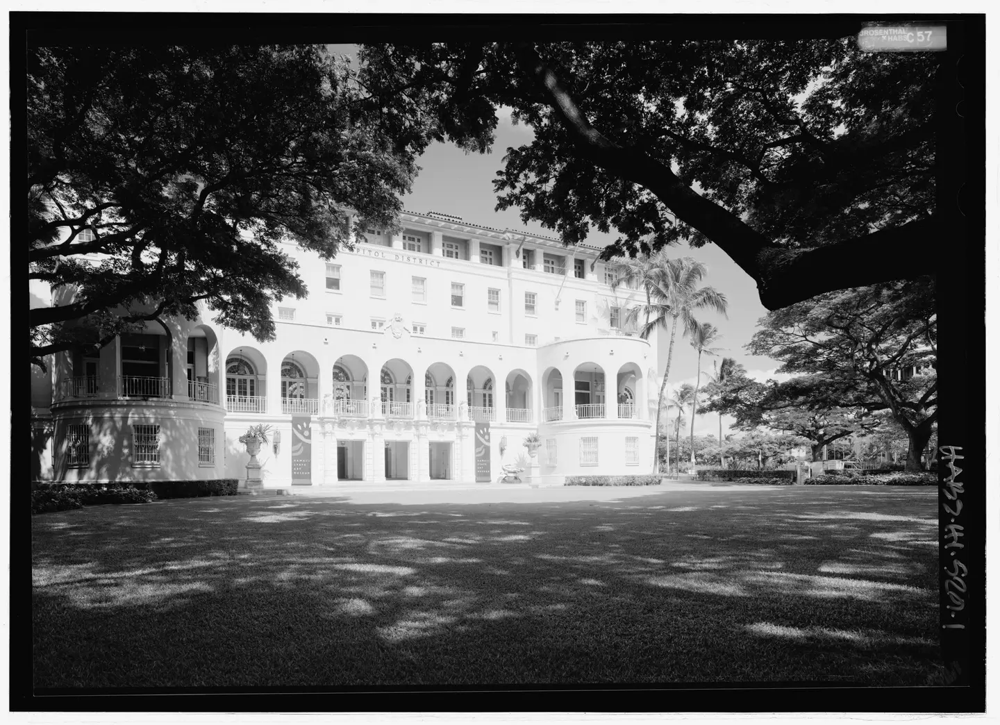 Vista histórica suroeste del edificio que alberga Capitol Modern