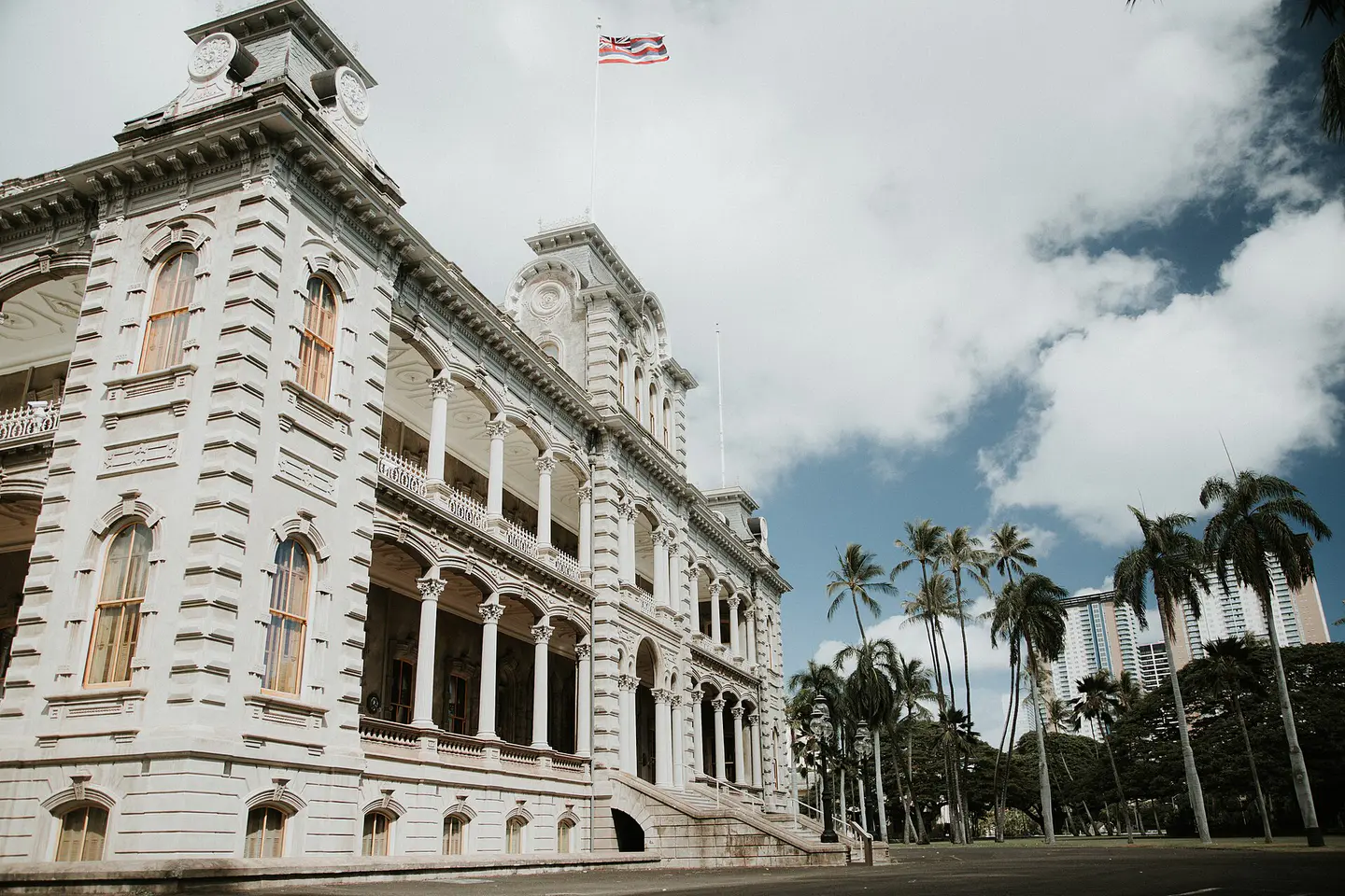 Palacio ʻIolani visto desde sus jardines con palmeras