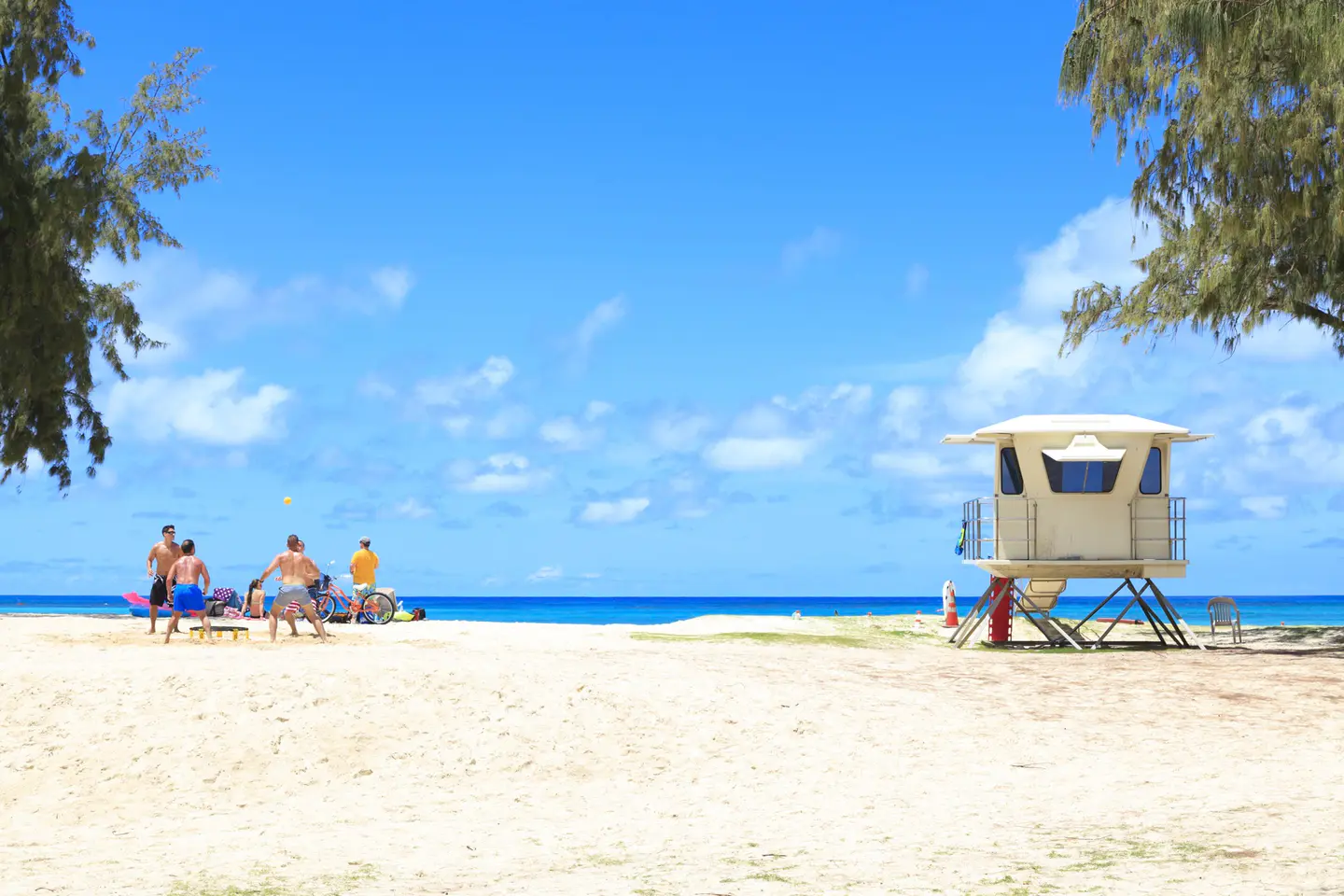 Arena clara y agua turquesa en Kailua Beach, Oʻahu
