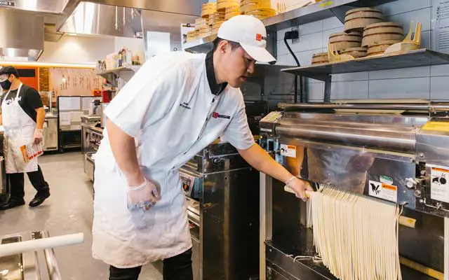 Cocinero de Marugame preparando fideos udon