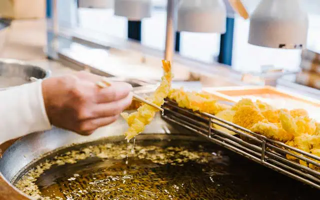 Cocinero de Marugame preparando tempura