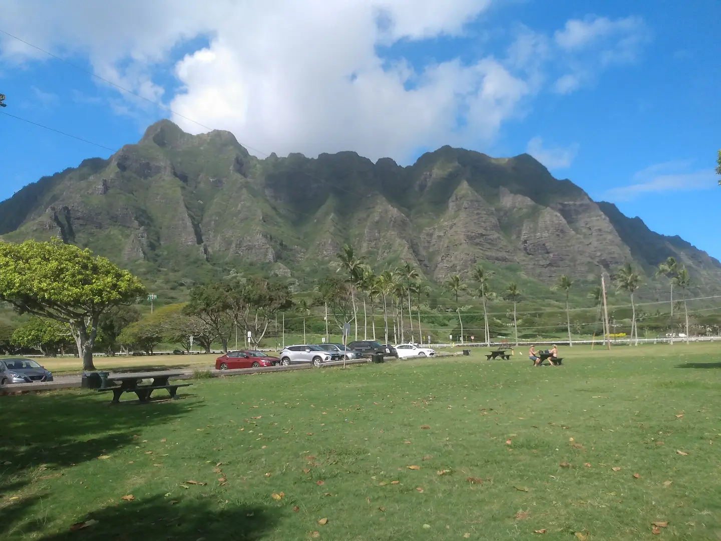 Costa y montañas de Kualoa Regional Park