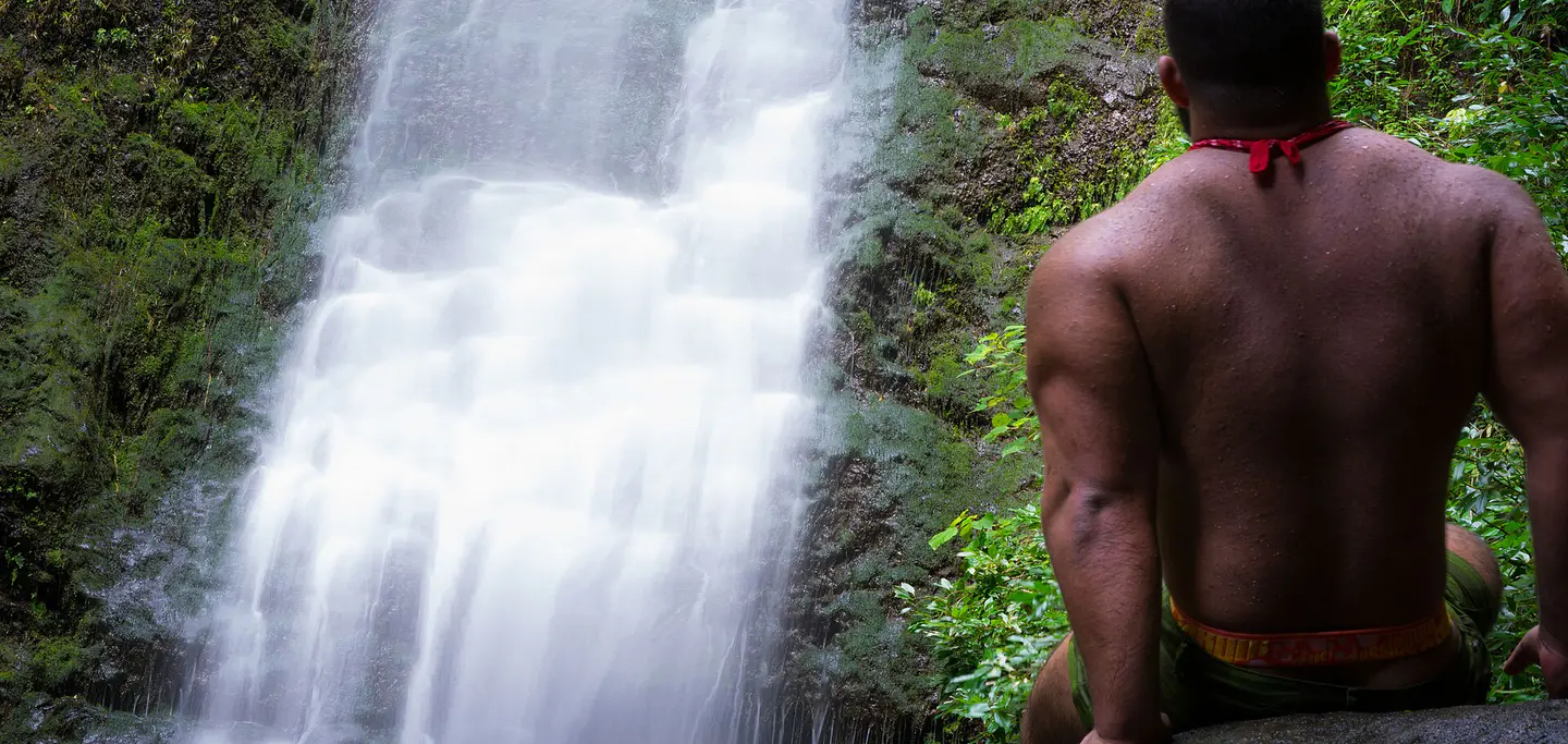 Lulumahu Falls entre basalto y musgo