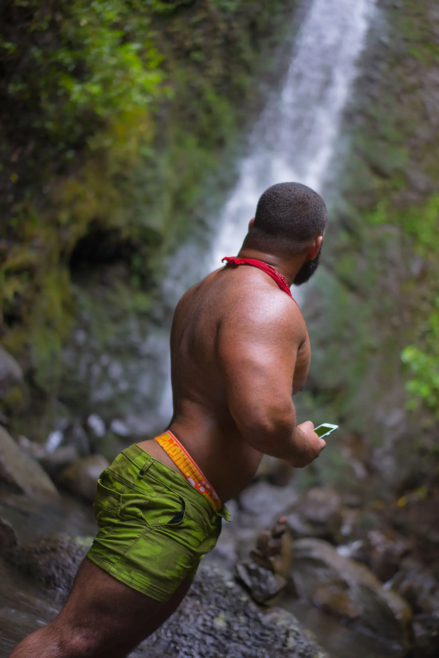 Poza bajo Lulumahu Falls