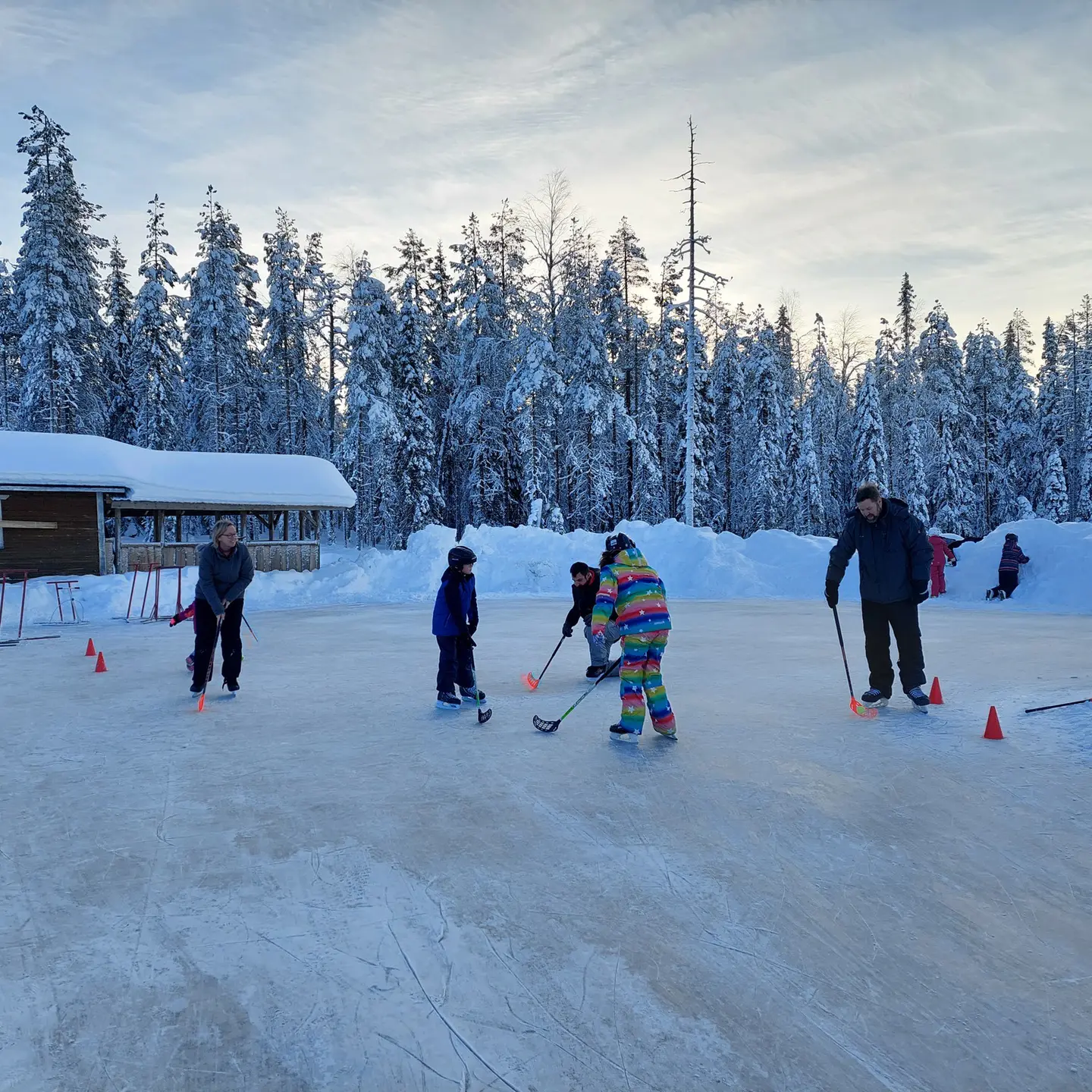 Patinaje sobre hielo en el bosque de Kotatieva, Rovaniemi