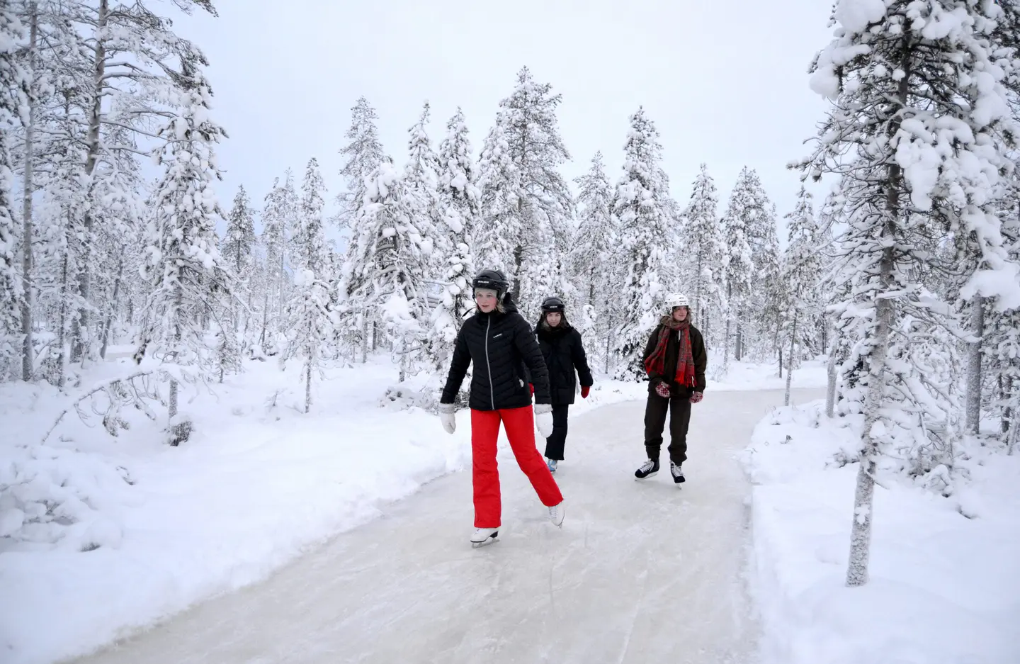 Patinaje sobre hielo en el bosque de Kotatieva, Rovaniemi