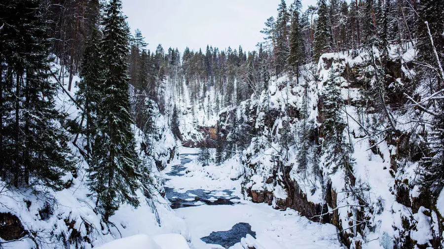 Vista general de Auttiköngäs en invierno en Rovaniemi