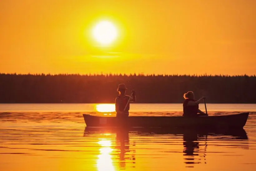 Canoa bajo el sol de medianoche con Arctic GM, Rovaniemi