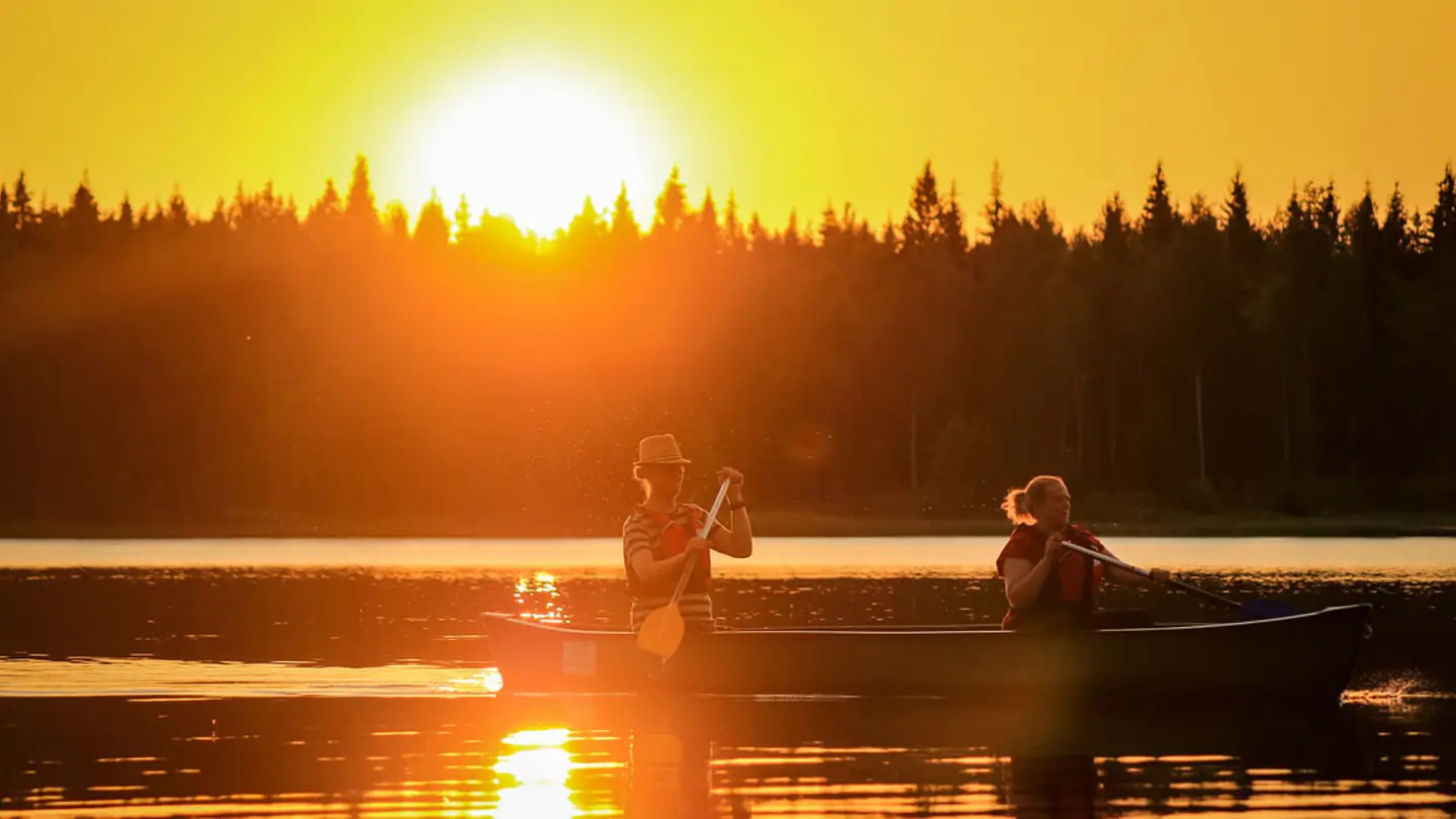 Canoa bajo el sol de medianoche con Arctic GM, Rovaniemi
