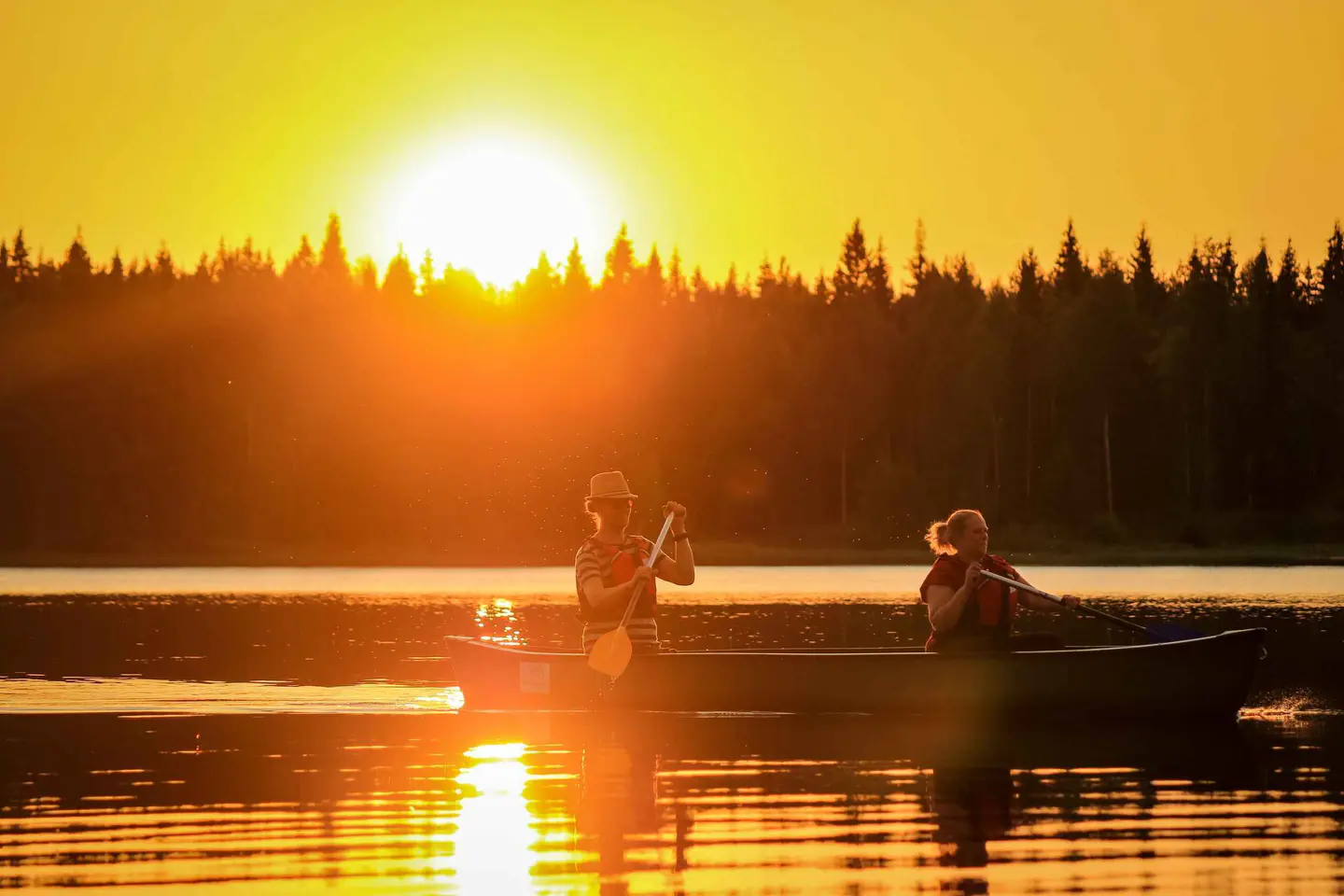 Canoa bajo el sol de medianoche con Arctic GM, Rovaniemi