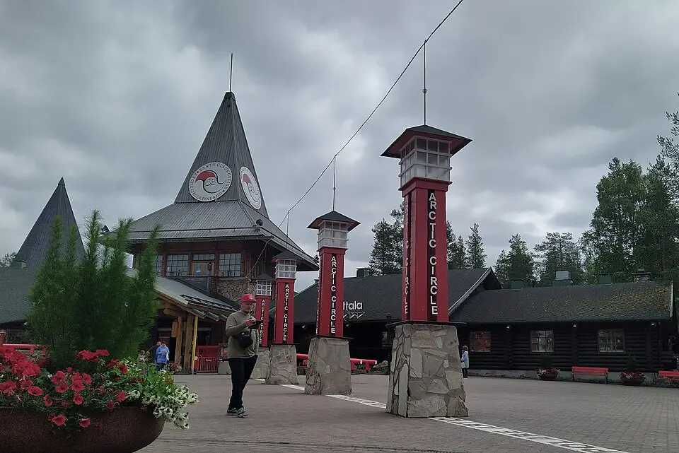 Segunda perspectiva de Línea del Círculo Polar Ártico en Rovaniemi