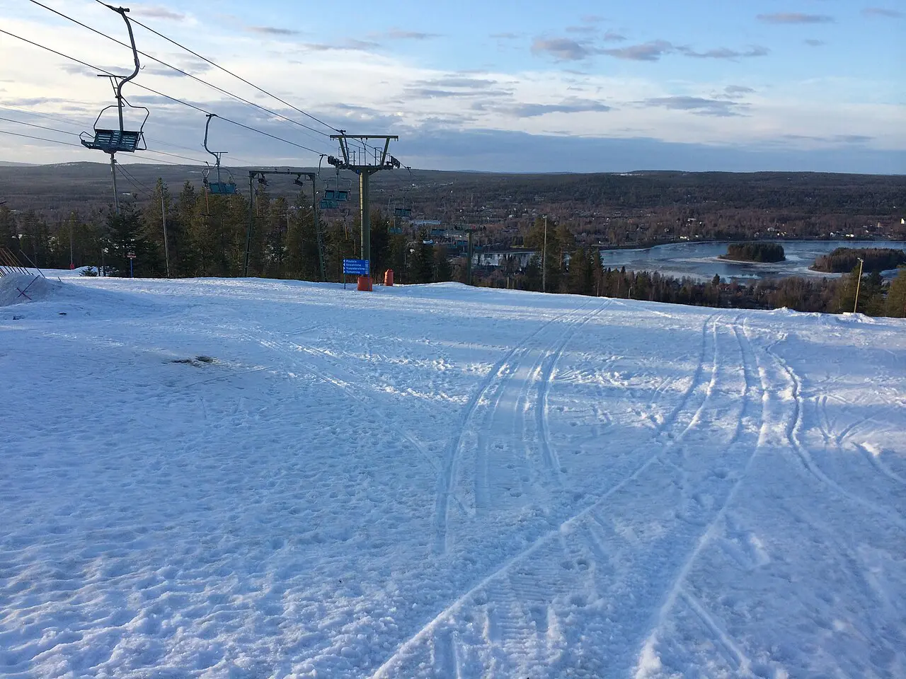 Segunda perspectiva de Sendero de Ounasvaara y canchal Pirunpelto en Rovaniemi