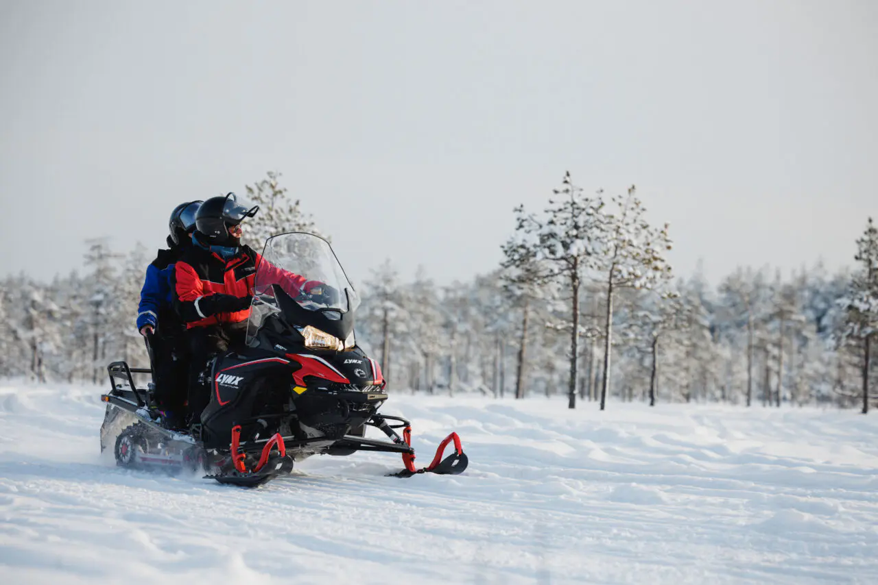 Safari en motonieve con Arctic Circle Snowmobile Park, Rovaniemi