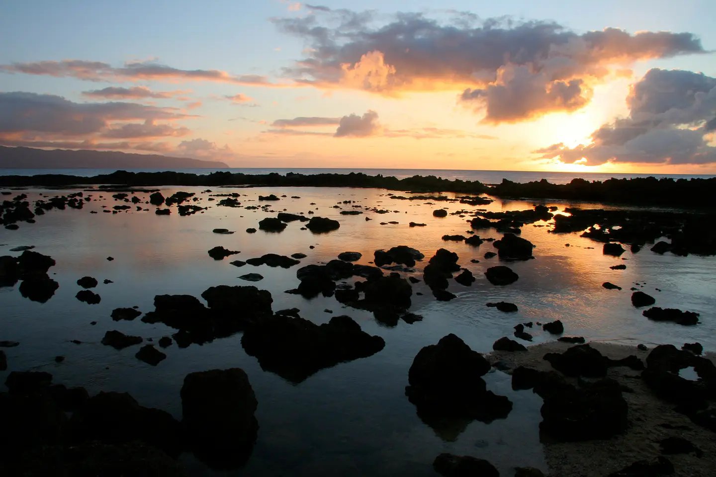 Atardecer sobre Shark's Cove en Oʻahu
