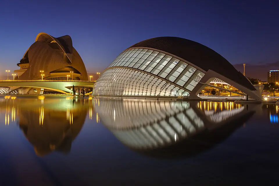 El Hemisfèric y su lámina de agua en Valencia